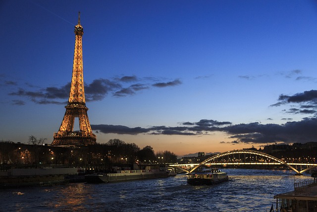 tour eiffel quando si illumina